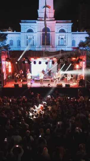 Escenario de Sin Ensayo en el festejo de Año Nuevo Chino, con el público de frente