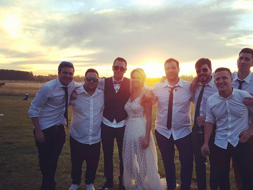 La banda Sin Ensayo con la novia en el casamiento de Muni, al atardecer