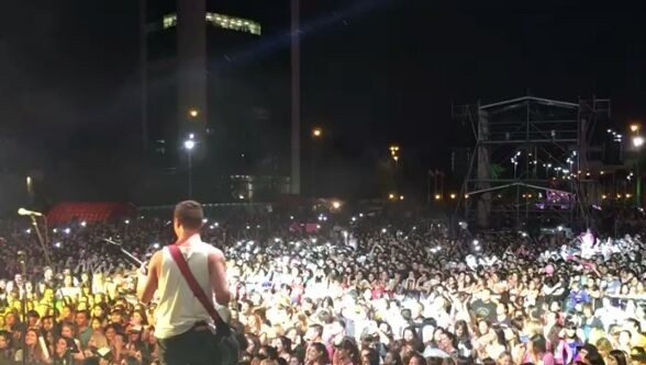 Vista desde el escenario del Playón de Tigre, con el público esperando a Lali