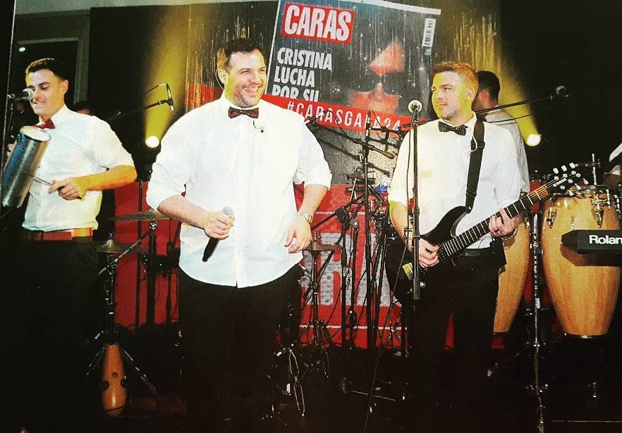 Sin Ensayo tocando en la Gala de Revista Caras