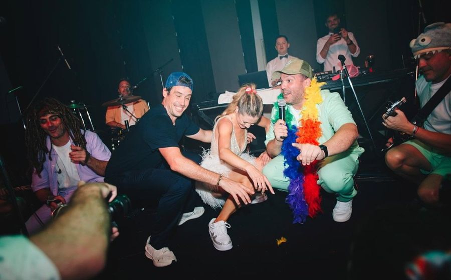 Stephanie Demner y Guido Pella bailando con Sin Ensayo en su casamiento
