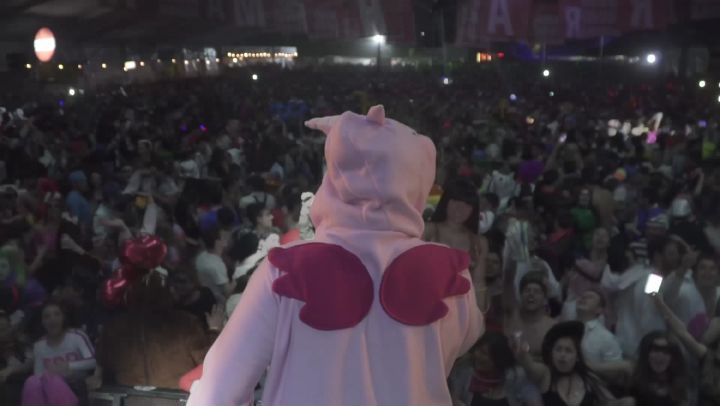 Sin Ensayo tocando para el público de la Fiesta de Disfraces de Paraná