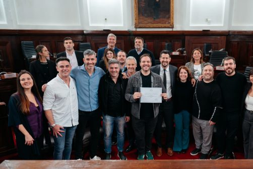 Sin Ensayo recibiendo la distinción en el Concejo Deliberante de La Plata